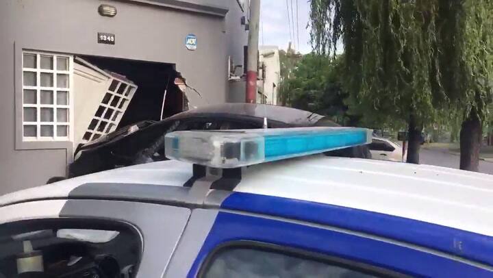 El conductor del automóvil Citroen Sigue durmiendo en estado de ebriedad