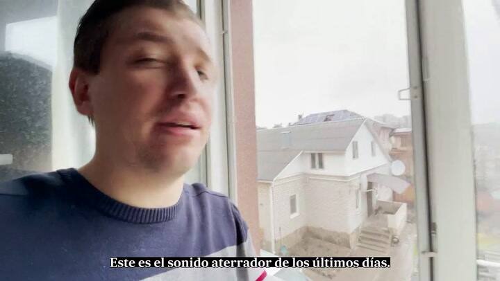 Hombre Ucraniano escucha las sirenas desde Kharkiv.