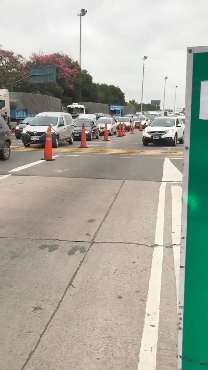 Carril izquierdo exclusivo para personal sanitario y seguridad - Fuente: Twitter