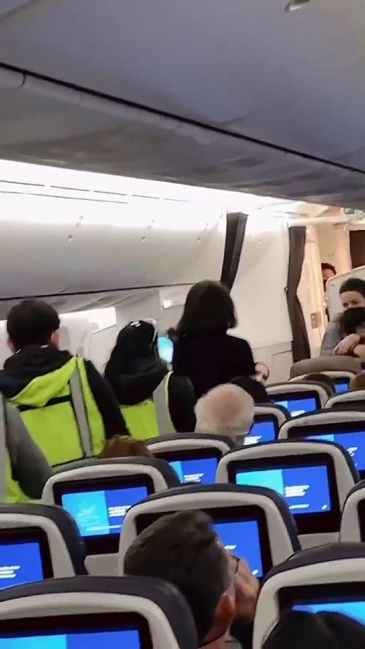 Escándalo en el avión: se cambió de asiento y retrasó una hora el vuelo