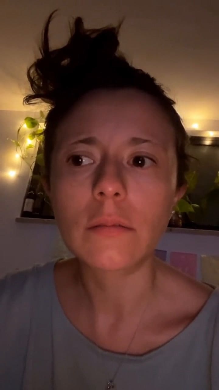 La actriz Greta Cervantes muestra su cuarto de seguridad en Israel