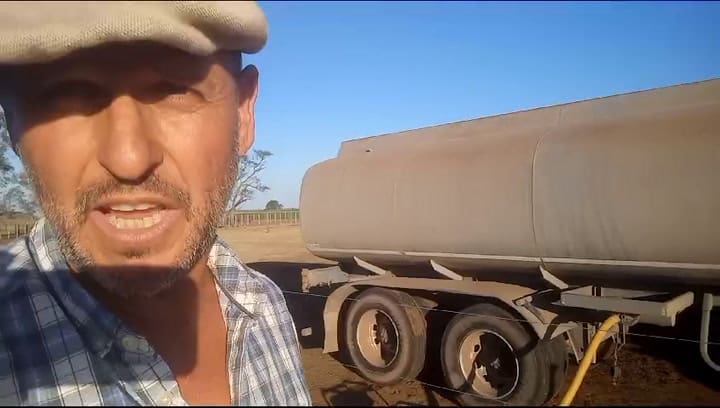 El Productor Agropecuario Cargando Agua