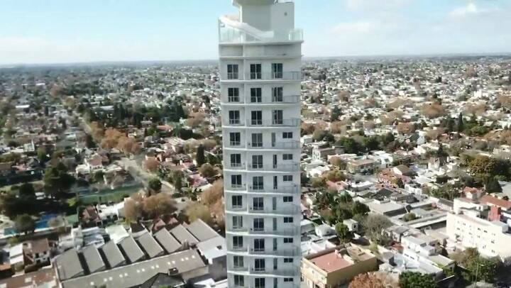 Buenos Aires: Un edificio tiene un tobogán acuático en el piso 28