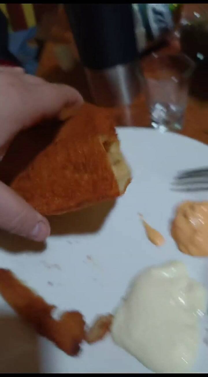 Un tiktoker mostró cómo la milanesa que pidió por delivery llegó sin relleno