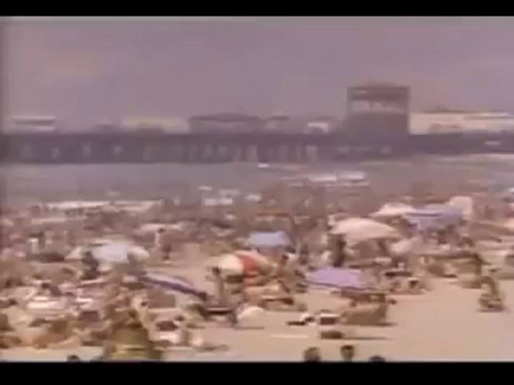 Baywatch y toda la estética noventosa licuada en menos de dos minutos