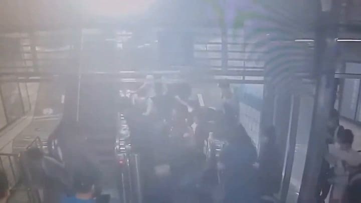 El momento en el que la escalera mecánica invierte su sentido en Corea del Sur