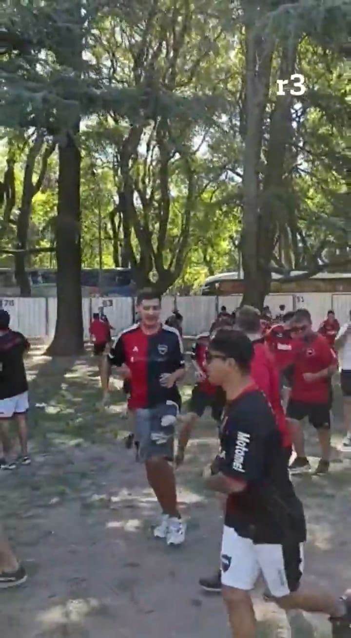 Así agredían hinchas de Newell's al micro que trasladaba a los jugadores de Rosario Central
