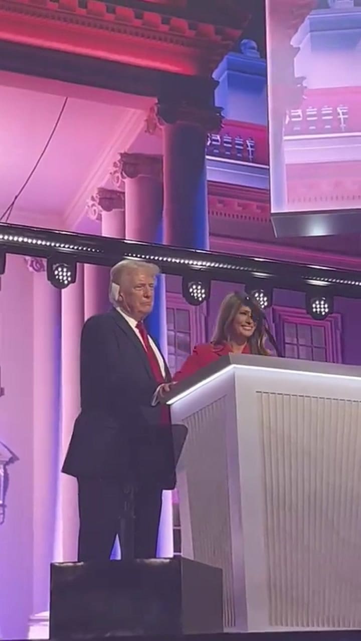 El momento en el que Trump intenta besar a Melania tras el cierre de su discurso