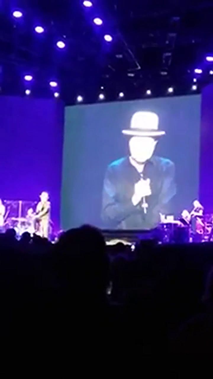 Serrat y Sabina cantan 'Paraules d'amor' en el Movistar Arena - Fuente: Youtube