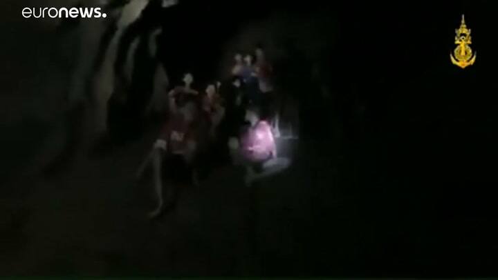 El momento en el que los buzos encuentran a los 13 desaparecidos.