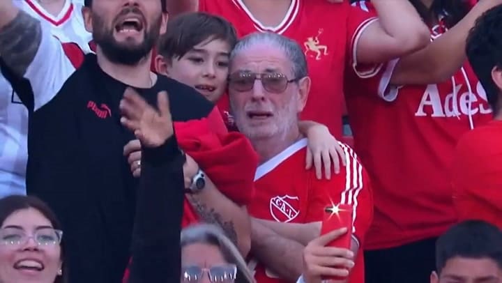 Un nieto y su abuelo se abrazaron tras el triunfo de Independiente y conmovieron a todos
