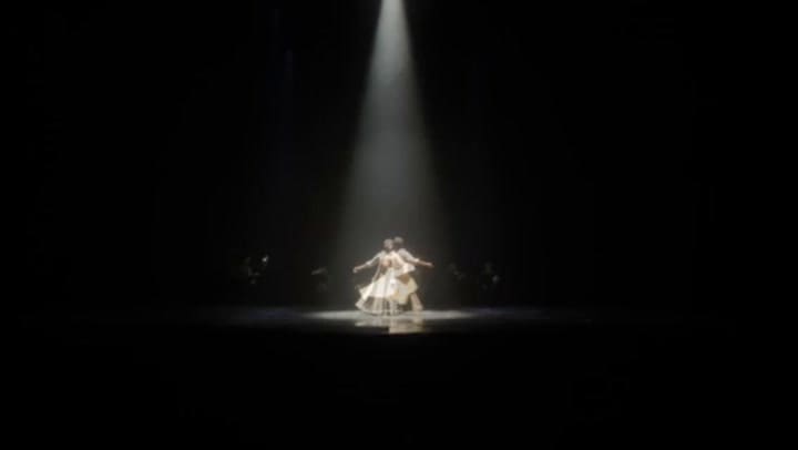 El bailarín Juan Camargo del Ballet Contemporáneo del Teatro San Martín, en el final de “Folia”