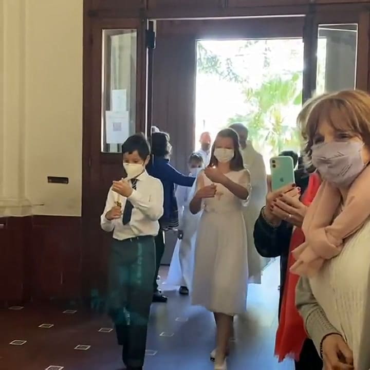 Así ingresaba Allegra Cubero a tomar su primera comunión