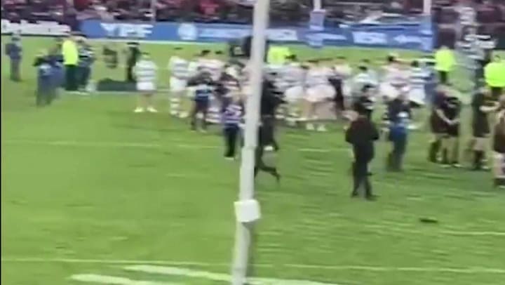 Patada a un joven que invadió el campo antes del partido contra Los Pumas - GIF