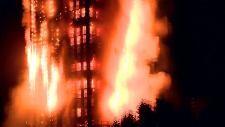 Tragedia en Londres: un incendio azotó un edificio de 24 pisos y hay al menos 6 muertos