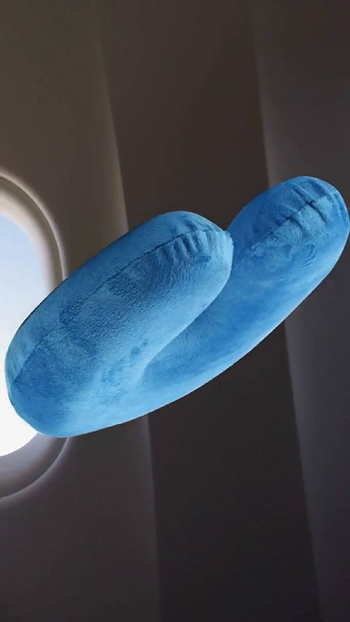 El video que demuestra que siempre usamos mal las almohadas para viajes.