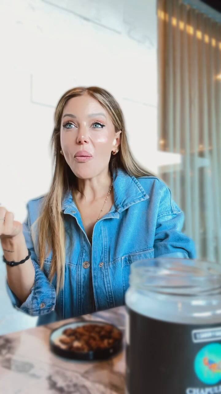 Evangelina Anderson mostró cómo comió chapulines y dio su veredicto
