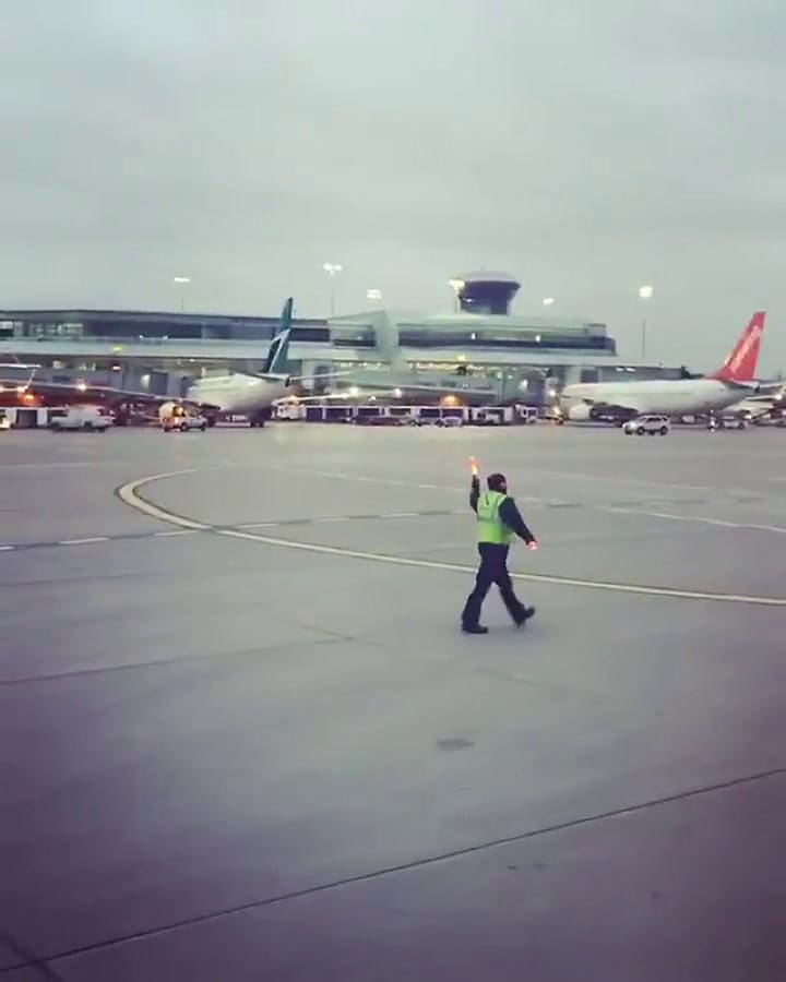 El trabajador de pista sorprendió a los pasajeros con su baile.