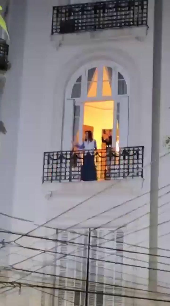 Cristina bailando en el balcón de su casa