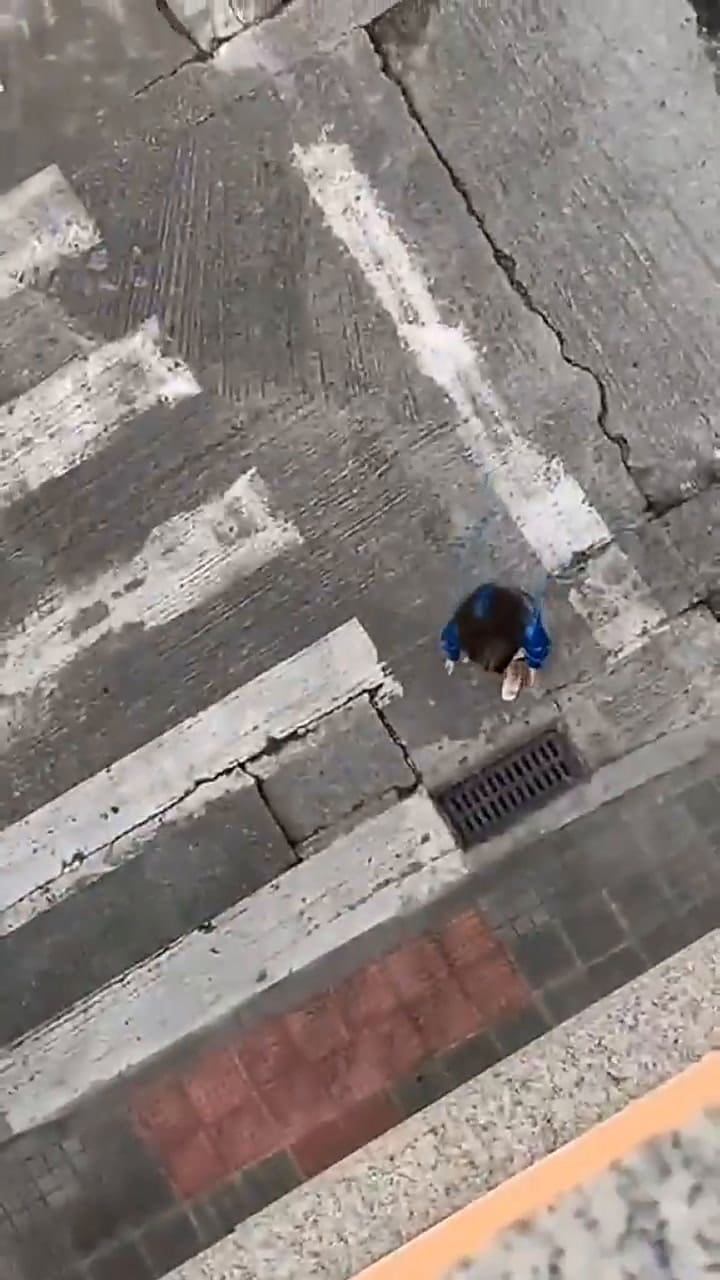 Cometió el peor error al tirar las llaves de su auto desde el quinto piso