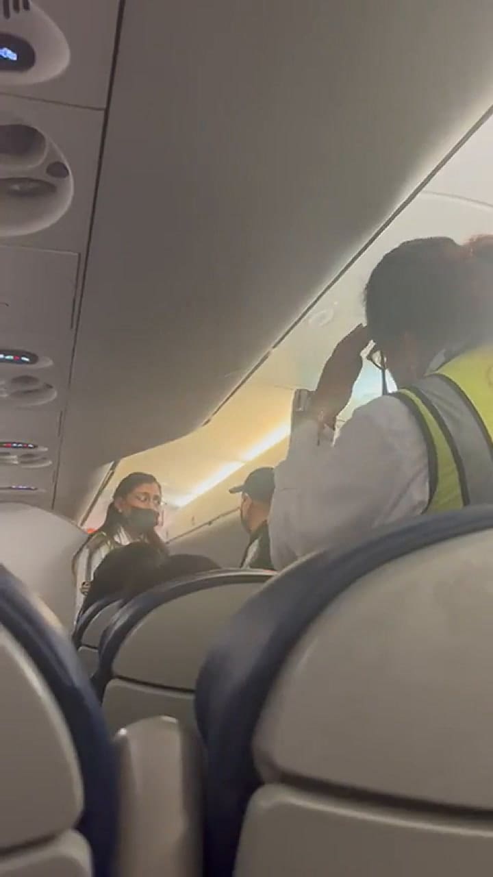 Así fue el momento en que una familia fue expulsada de un vuelo en México