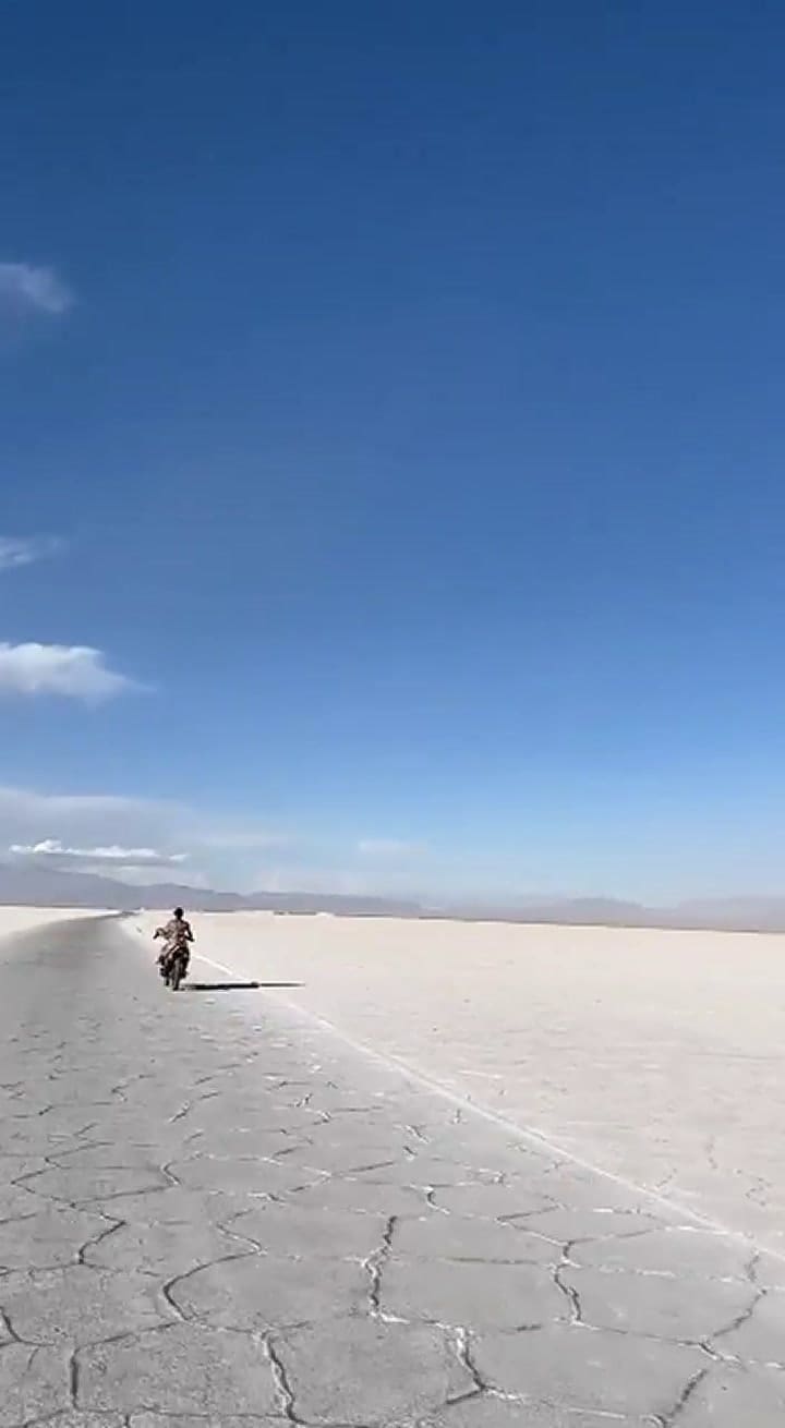 La China Suárez se mostró andando en moto a toda velocidad