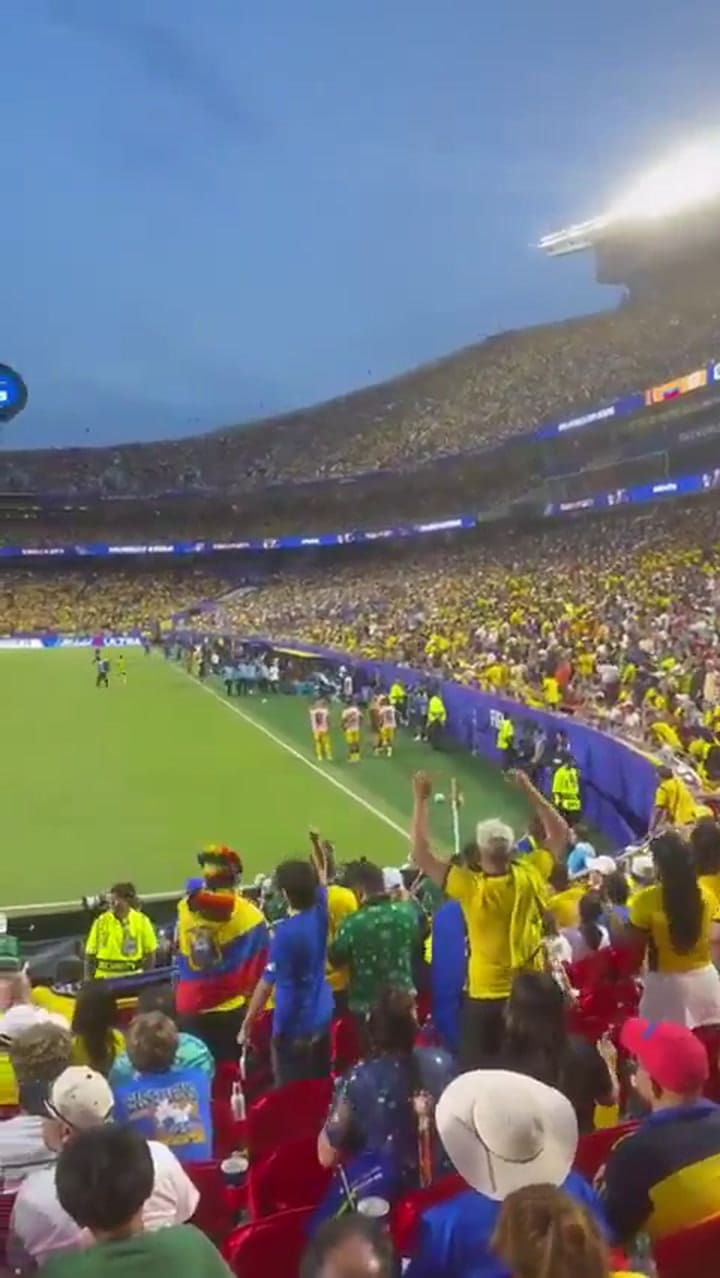 Hinchas de Ecuador contra Beccacece