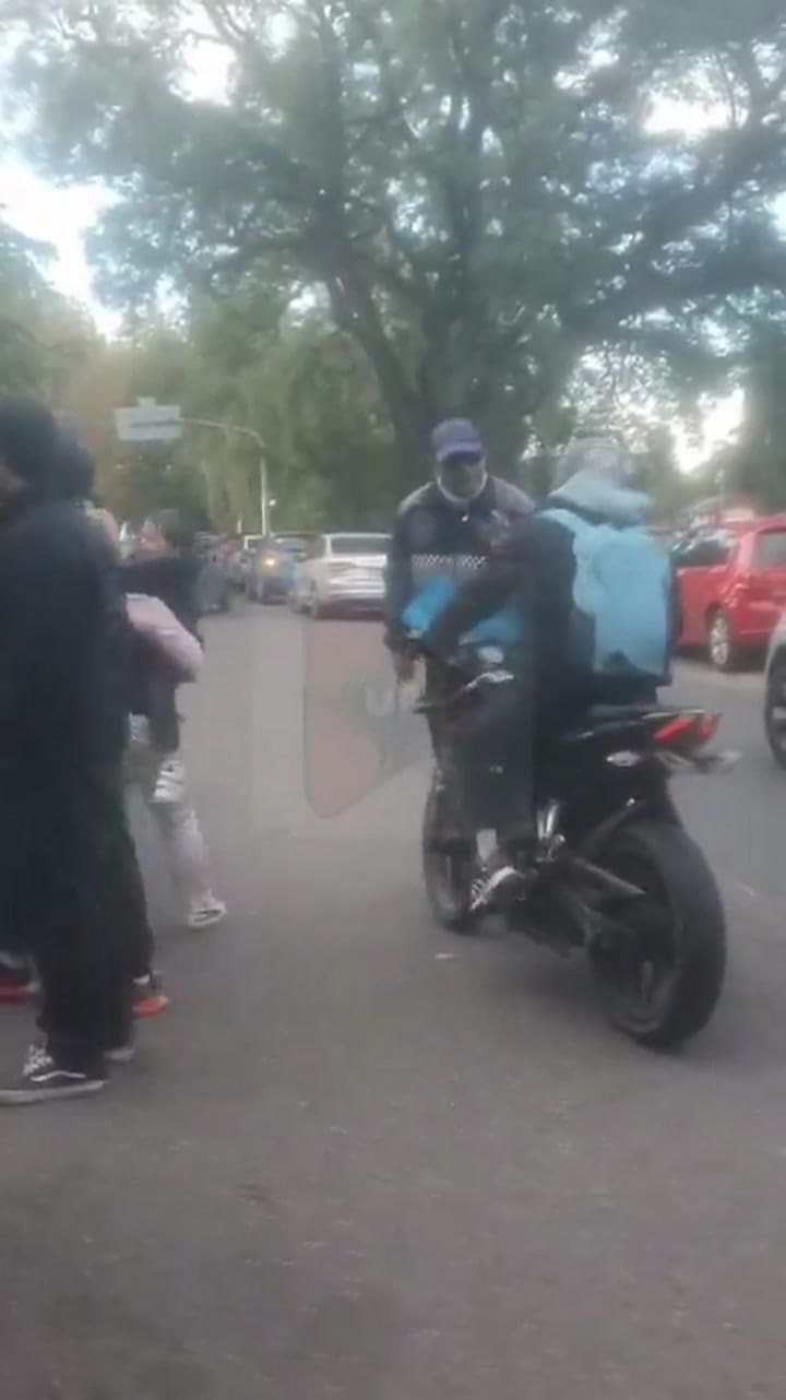 Tigre: un motociclista discutió con un inspector de tránsito y terminaron a las trompadas en la puerta de un colegio