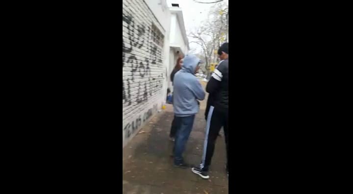 La madre de Lautaro Morello se encadenó a la puerta del juzgado para reclamar por el caso de su hijo