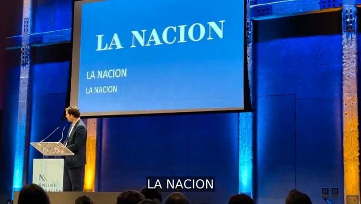 El momento de la entrega del premio a la Excelencia Periodística para LA NACION