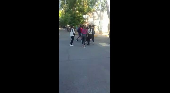 Batalla campal entre mamis a la salida de un colegio en Mendoza
