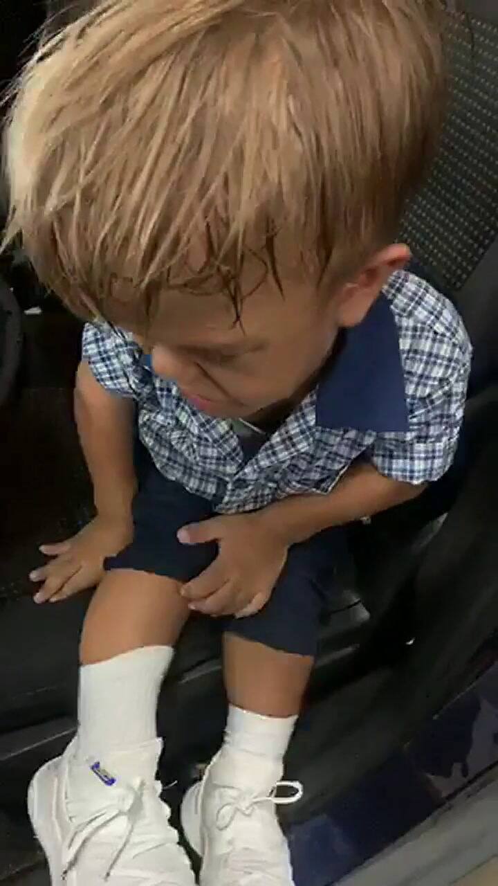 El desgarrador llanto de un chico con enanismo al salir del colegio - Fuente: Facebook