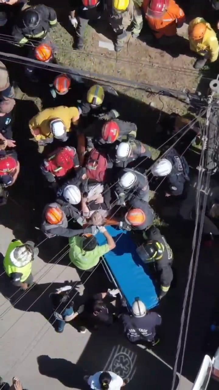 El rescate de la mujer entre los escombros