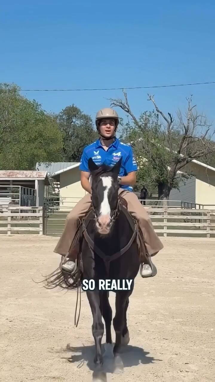 Franco Colapinto visitó un rancho de Austin y anduvo a caballo