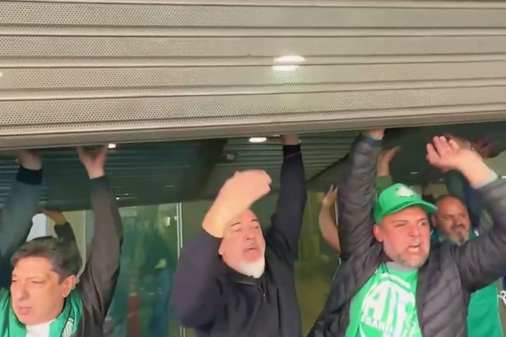 (GIF) El gremio estatal de ATE tomó la sede de la obra social militar