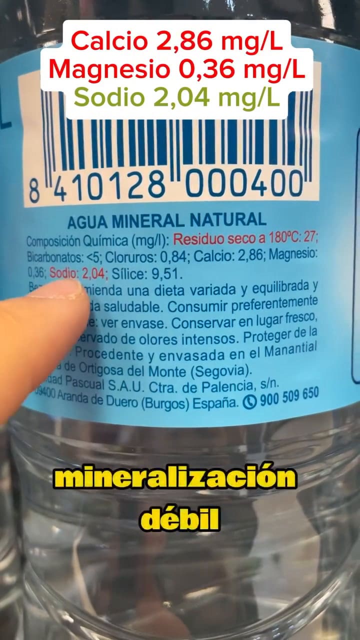 Una uróloga explicó por qué es importante tomar agua mineral alta en magnesio