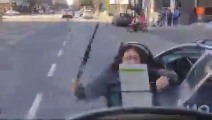 Violenta reacción de una mujer en Caballito tras un incidente entre un auto y un colectivo