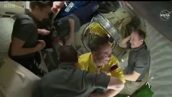 Cosmonautas rusos abordan la estación espacial internacional con los colores de Ucrania