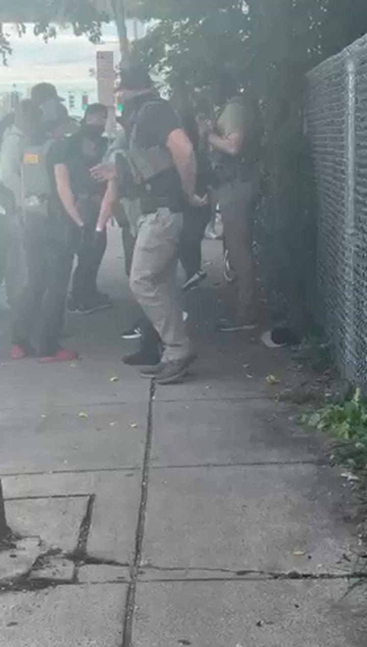 Una madre latina con residencia legal demanda al ICE tras un operativo violento