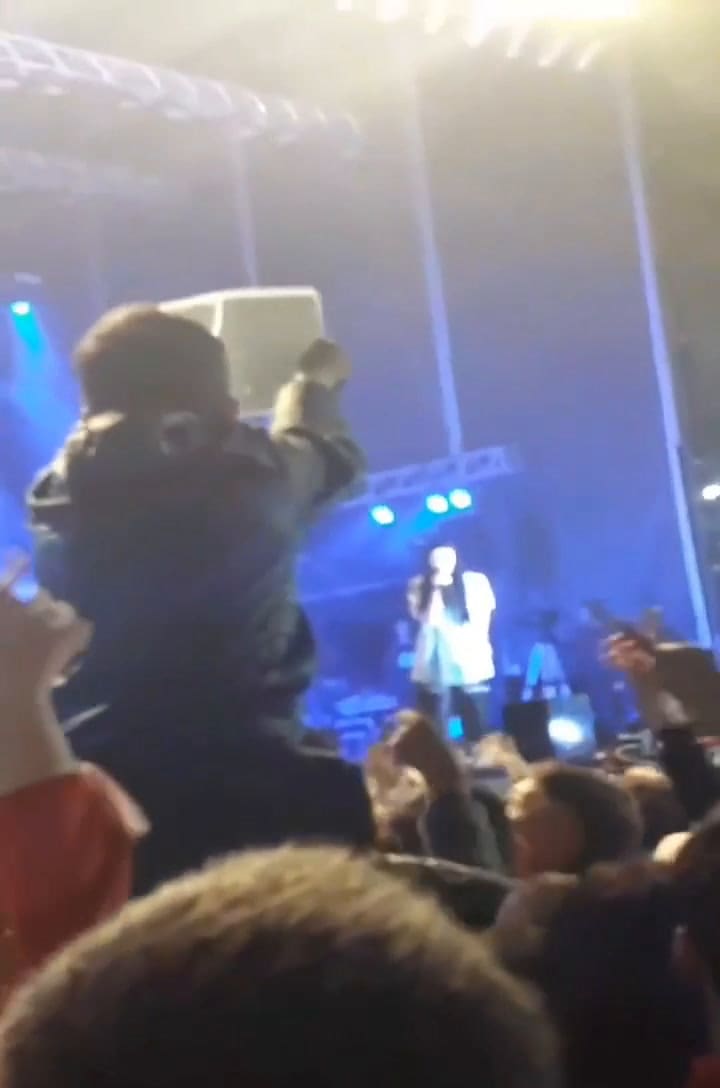 El momento en que Nicki Nicole lee el cartel del fan