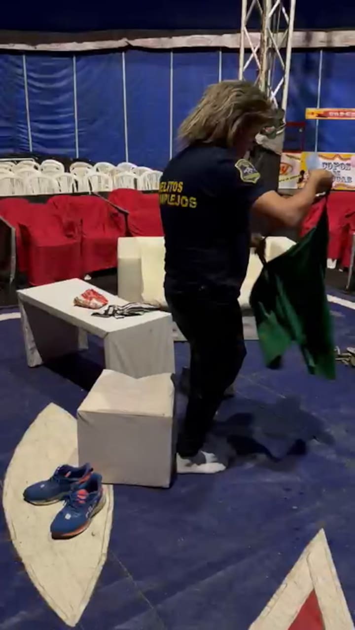 Así se camuflaba como un payaso un efectivo de la policía bonaerense