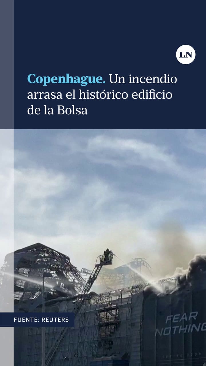 Copenhague, Dinamarca. Un incendio arrasa el histórico edificio de la Bolsa