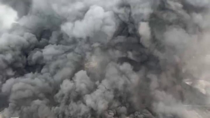 Un feroz incendio se desató en el estacionamiento de una de las mayores automotrices de China