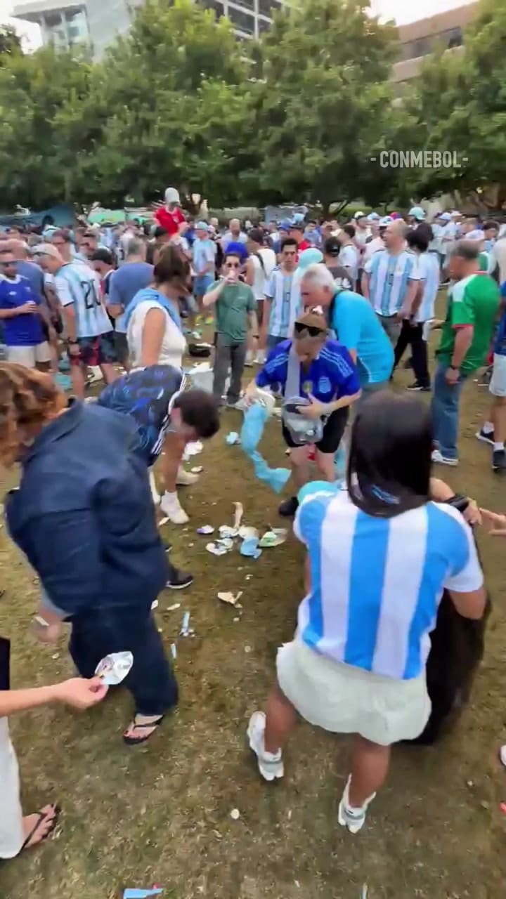 Hinchas argentinos limpian las calles de Dallas