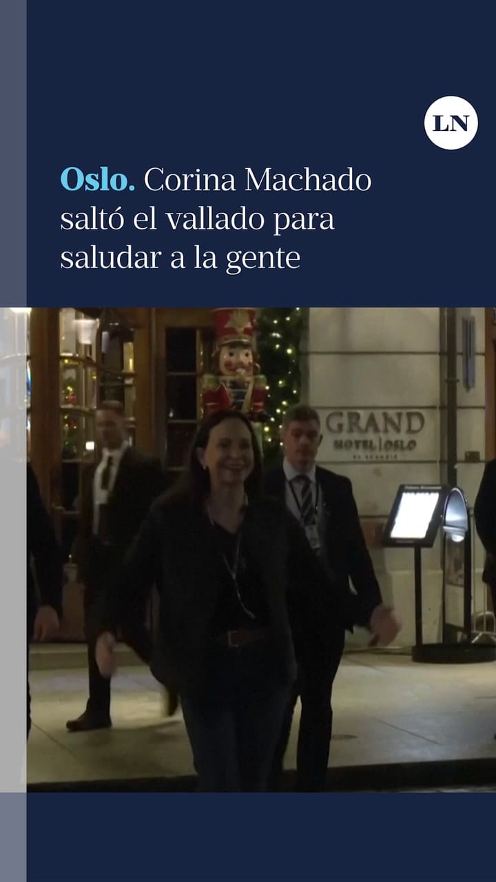 Corina Machado saltó el vallado para saludar a la gente en Oslo