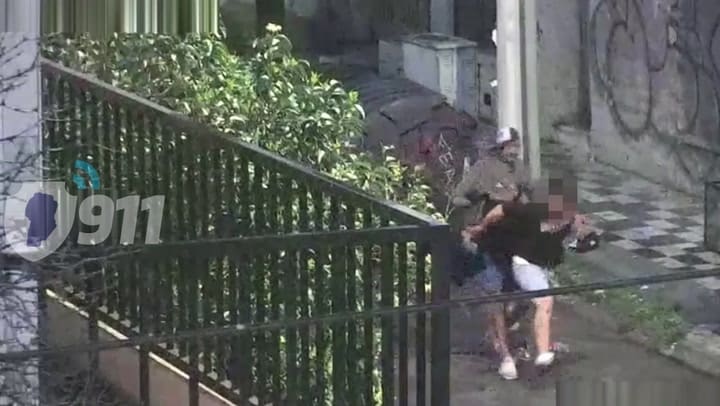 Golpes en plena vereda: dos hombres atacaron a un vecino de Córdoba para robarle el celular y todo quedó grabado