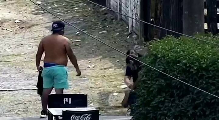 Berisso: un hombre chocó contra un camión, atacó al conductor y fracturó a un policía
