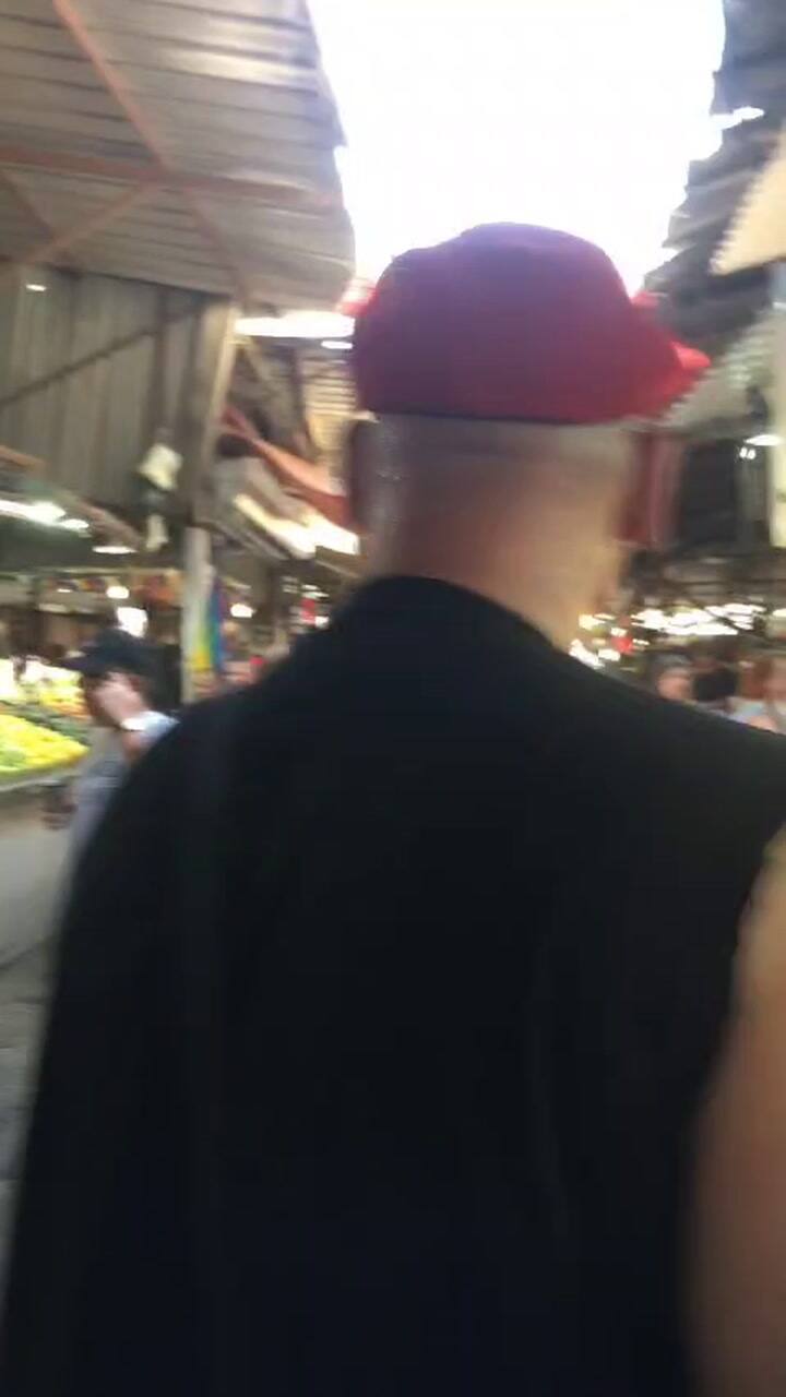 Iair Horn, en un mercado con sus amigos