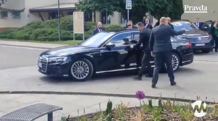 El traslado del primer ministro eslovaco al auto luego de sufrir un disparo