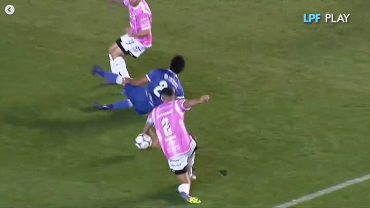 Sobre el final del partido hubo una polémica por una falta que se dio en el borde del área